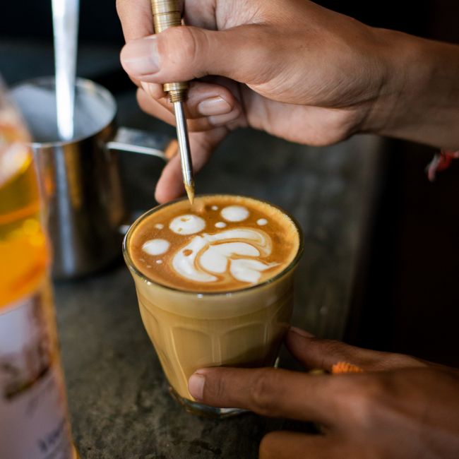 Cappuccino avec dessin dans la mousse.