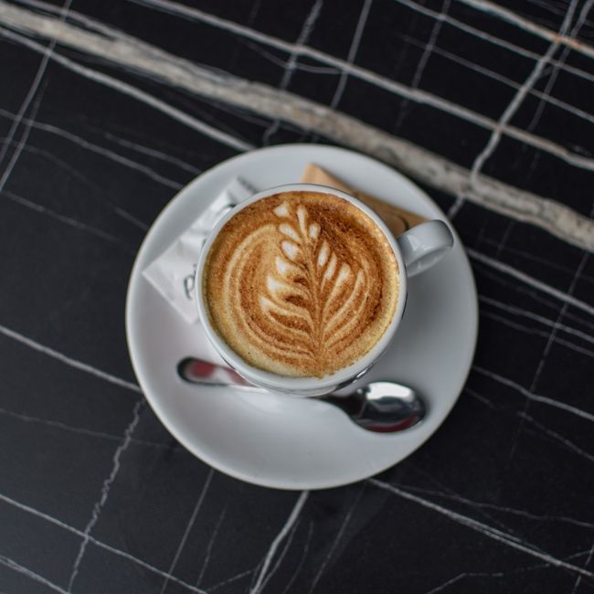 Tasse d'espresso sur une soucoupe.