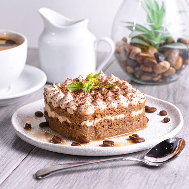 Portion de tiramisu sur une assiette.
